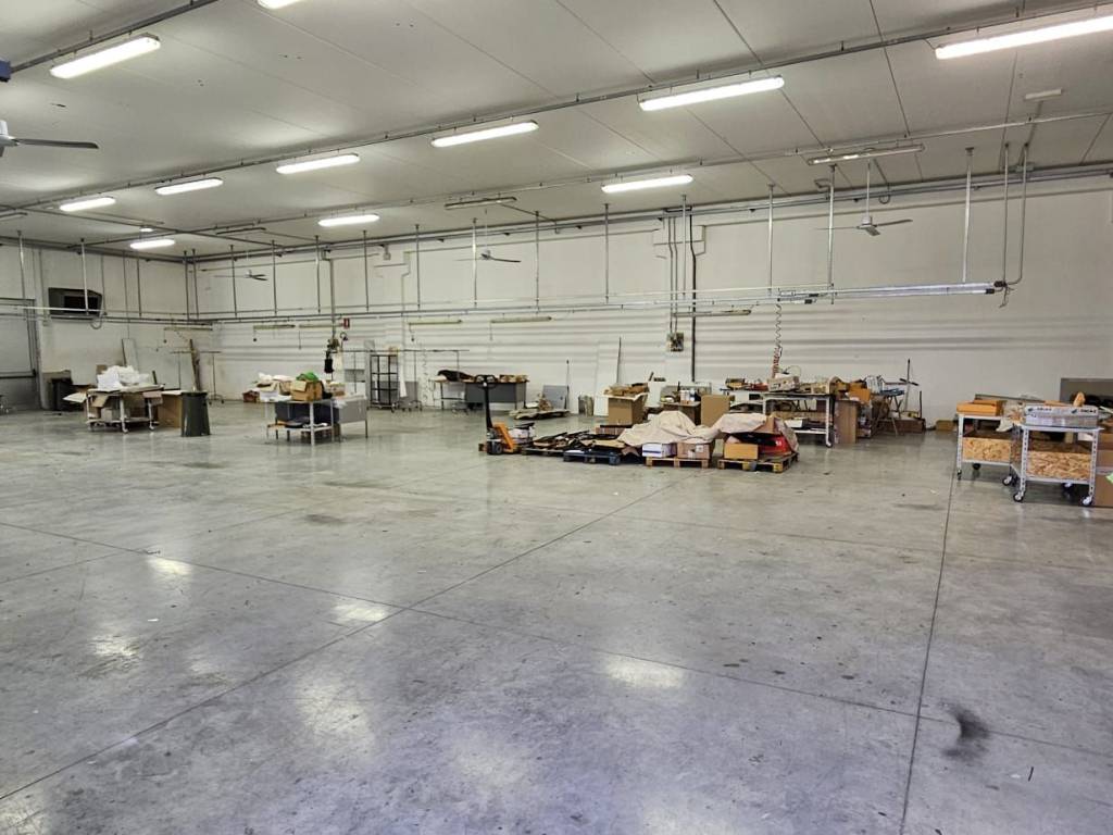 locale commerciale in vendita a Corridonia