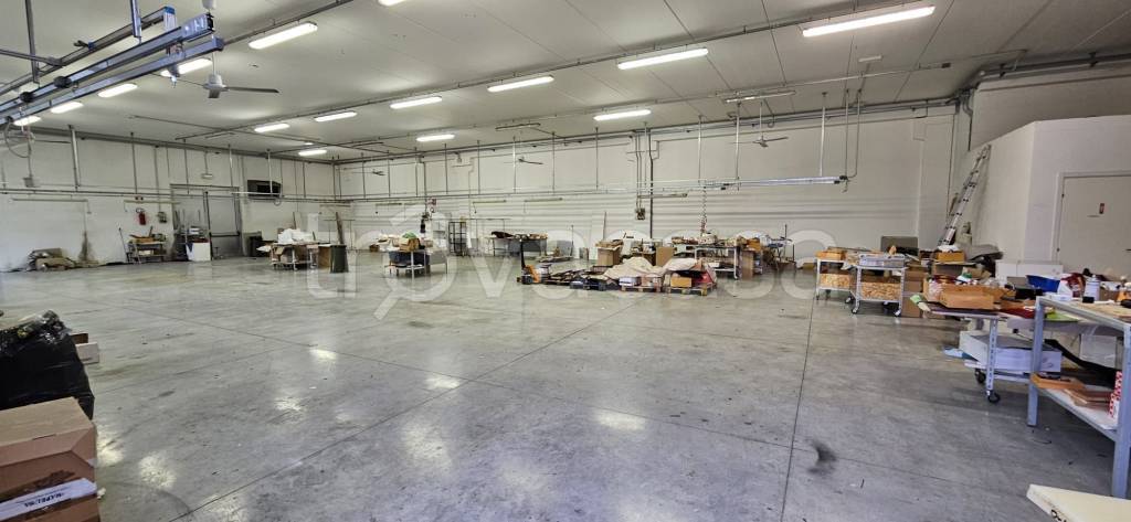 locale commerciale in vendita a Corridonia