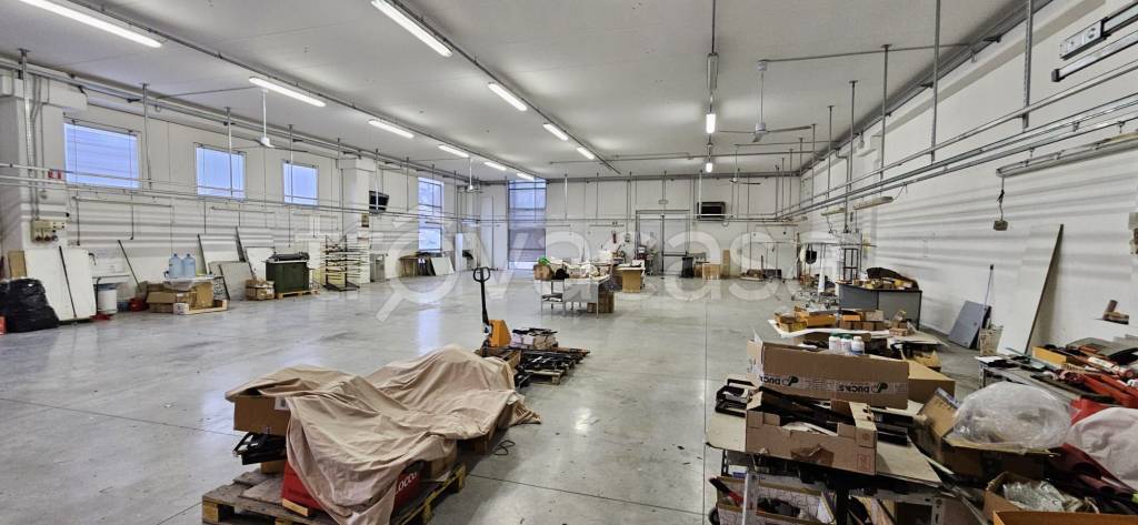 locale commerciale in vendita a Corridonia