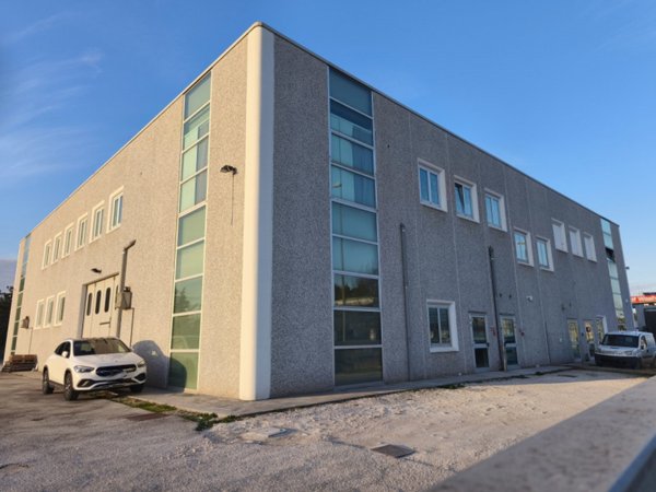 locale di sgombero in vendita a Corridonia