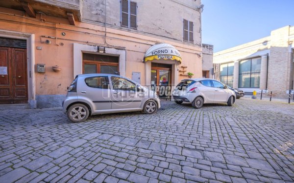 locale commerciale in vendita a Corridonia
