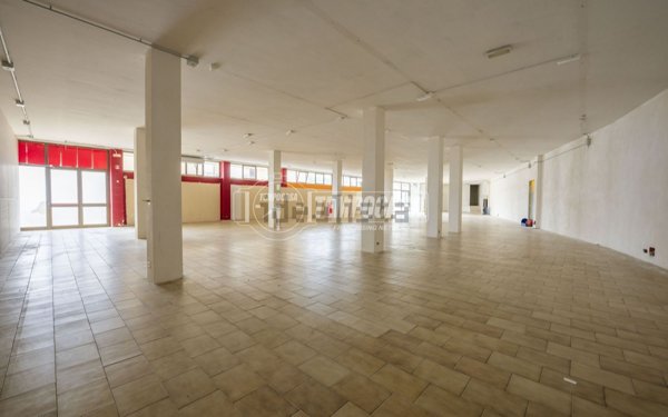 locale commerciale in vendita a Corridonia