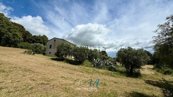 casale in vendita a Corridonia in zona Colbuccaro