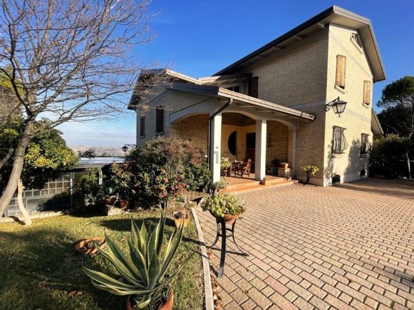 casa indipendente in vendita a Corridonia in zona Colbuccaro