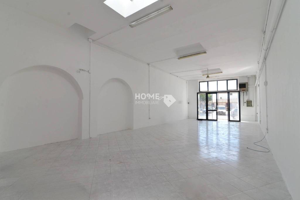 locale commerciale in vendita a Corridonia