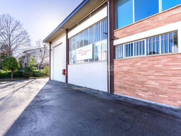 locale commerciale in vendita a Corridonia