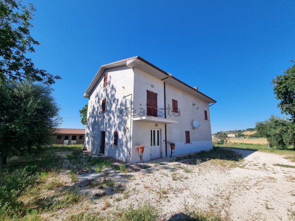 casa indipendente in vendita a Corridonia in zona Colbuccaro