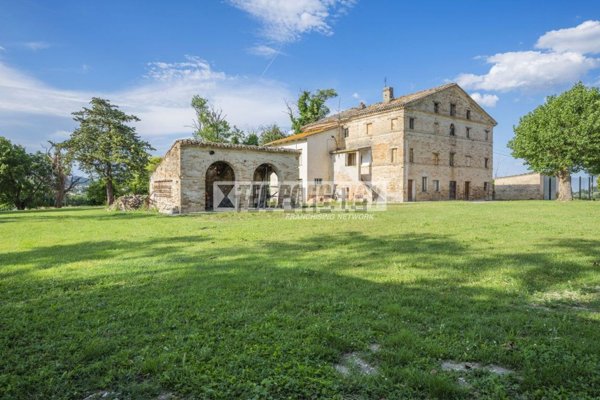 casa indipendente in vendita a Corridonia in zona Colbuccaro