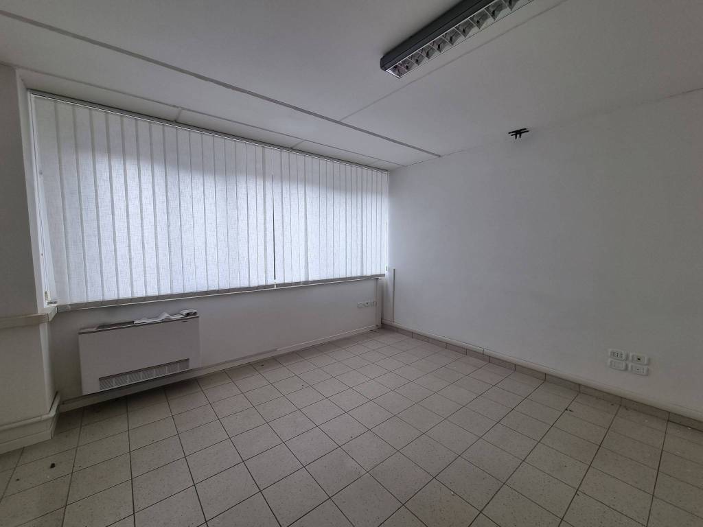 locale commerciale in vendita a Corridonia