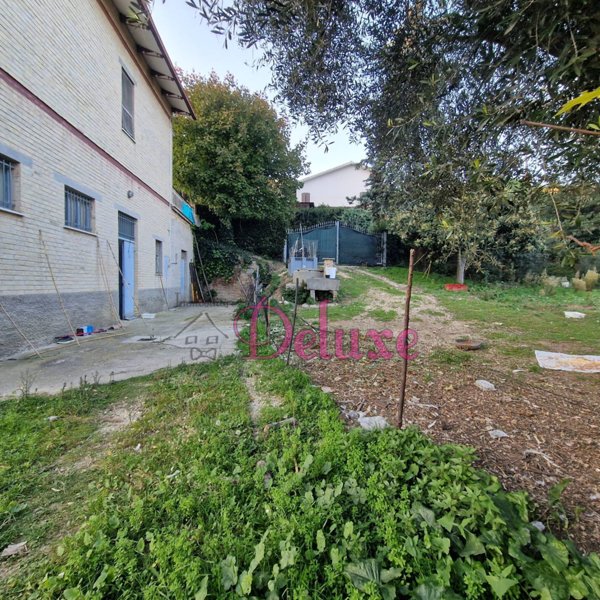 casa indipendente in vendita a Corridonia in zona Colbuccaro