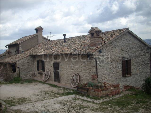 casa indipendente in vendita ad Esanatoglia