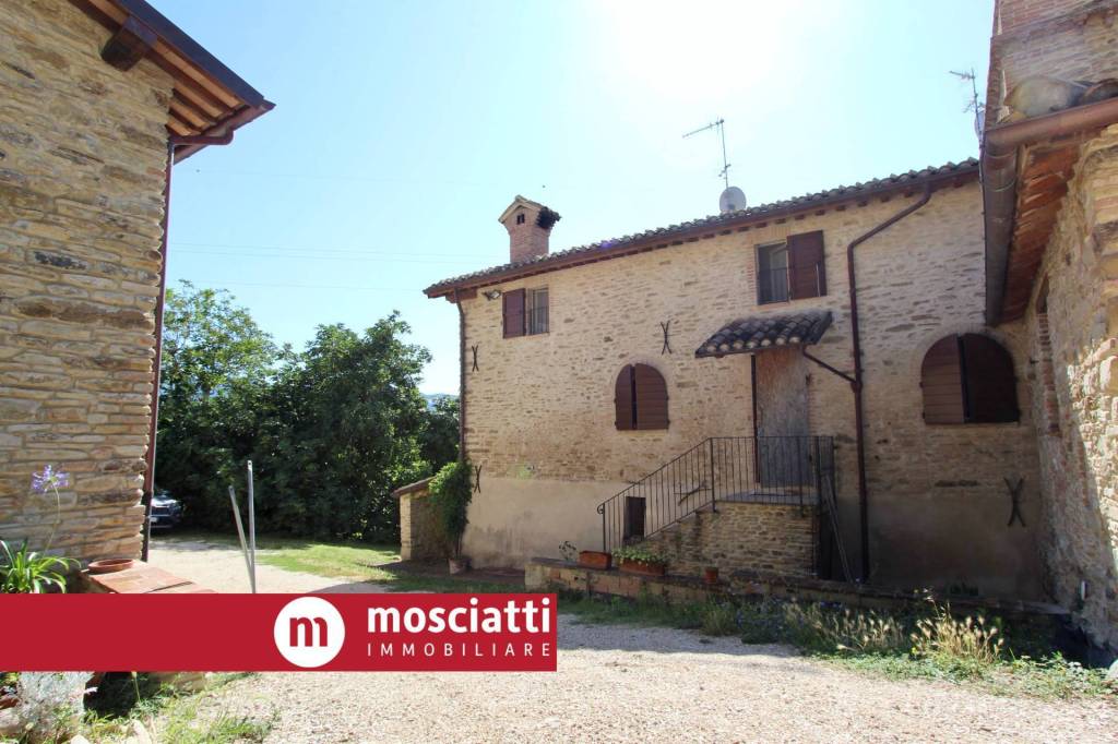casa indipendente in vendita ad Esanatoglia