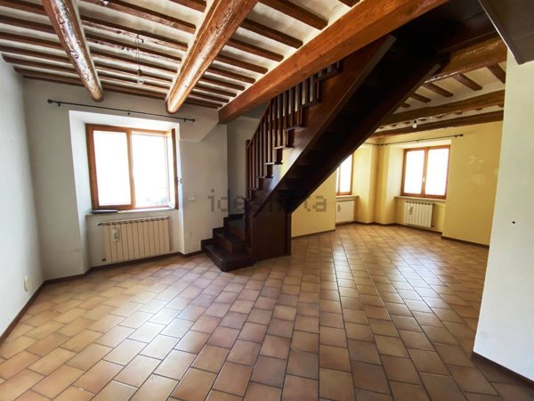 casa semindipendente in vendita ad Esanatoglia