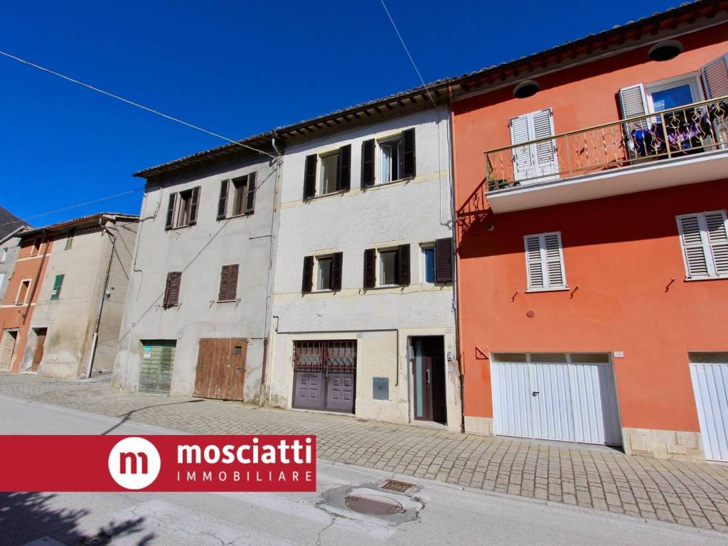 casa indipendente in vendita ad Esanatoglia