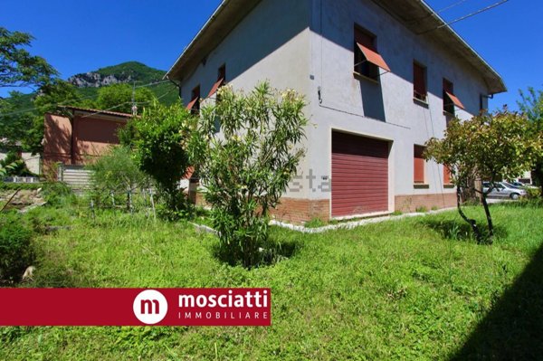casa indipendente in vendita ad Esanatoglia