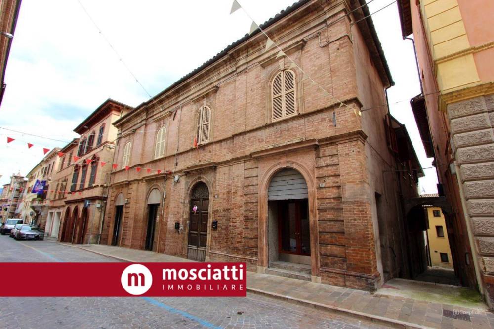 locale commerciale in vendita ad Esanatoglia