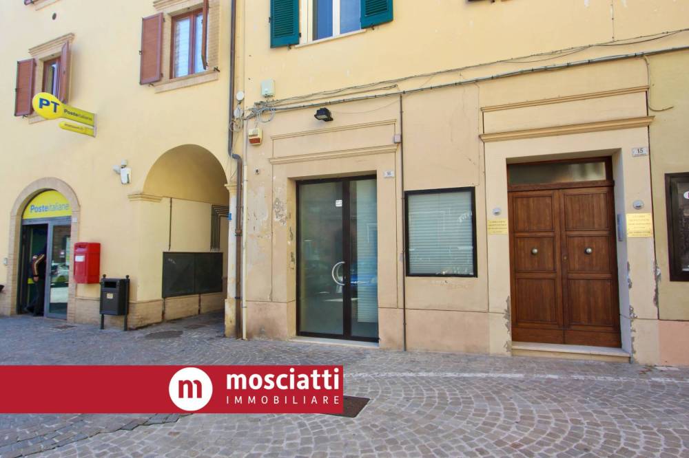 locale commerciale in vendita ad Esanatoglia