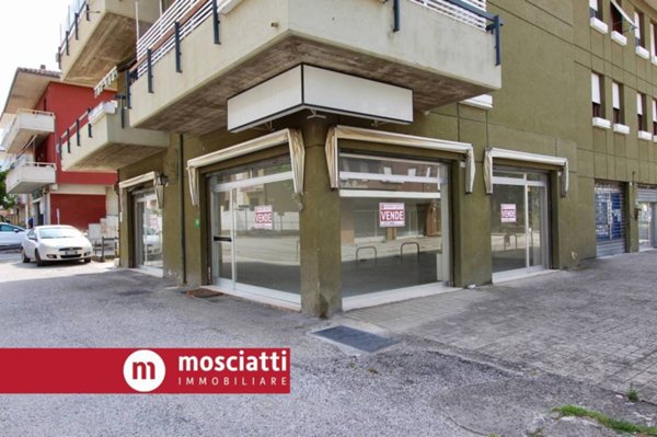 locale commerciale in vendita ad Esanatoglia
