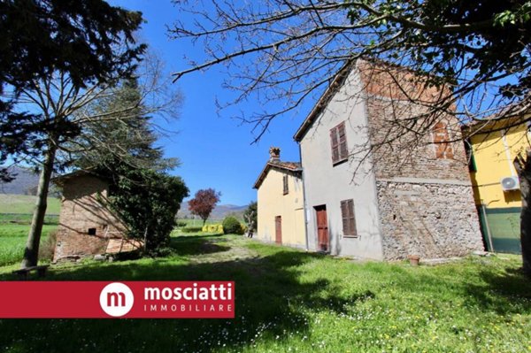 casa indipendente in vendita ad Esanatoglia