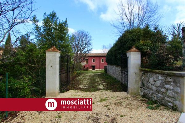 casa indipendente in vendita ad Esanatoglia