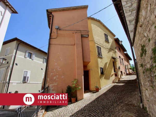 casa indipendente in vendita ad Esanatoglia