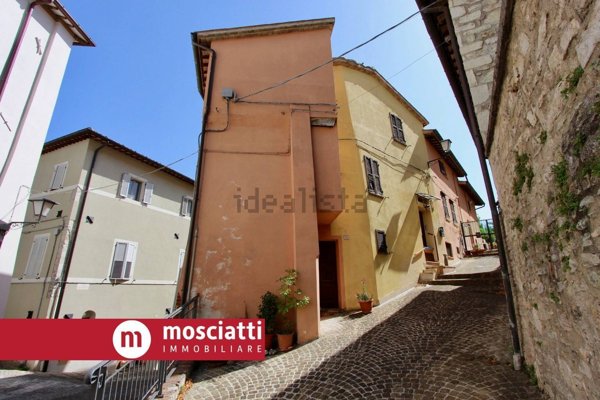 casa semindipendente in vendita ad Esanatoglia