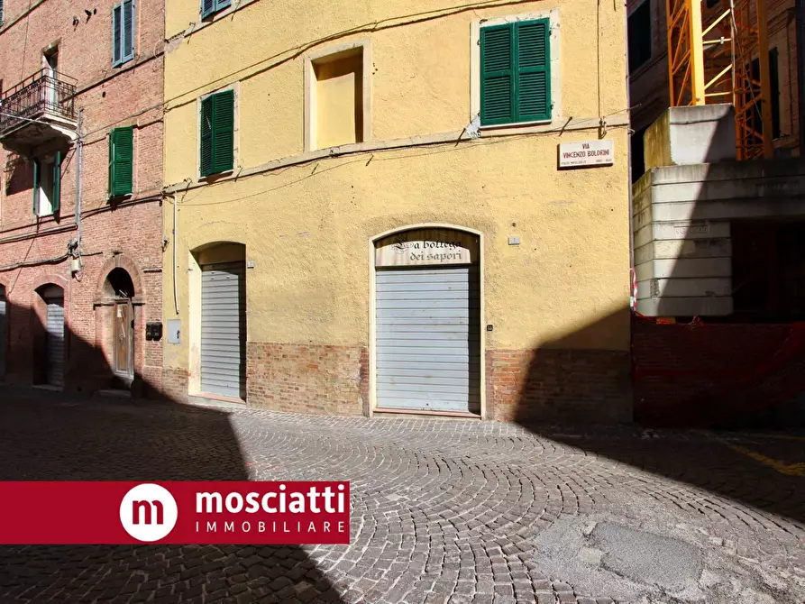 locale commerciale in vendita ad Esanatoglia