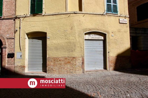 locale commerciale in vendita ad Esanatoglia