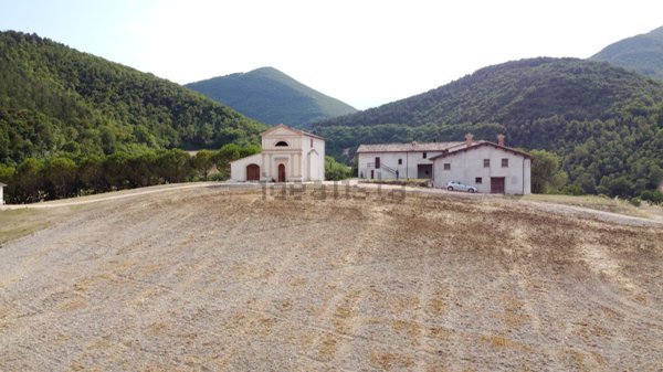 casale in vendita ad Esanatoglia