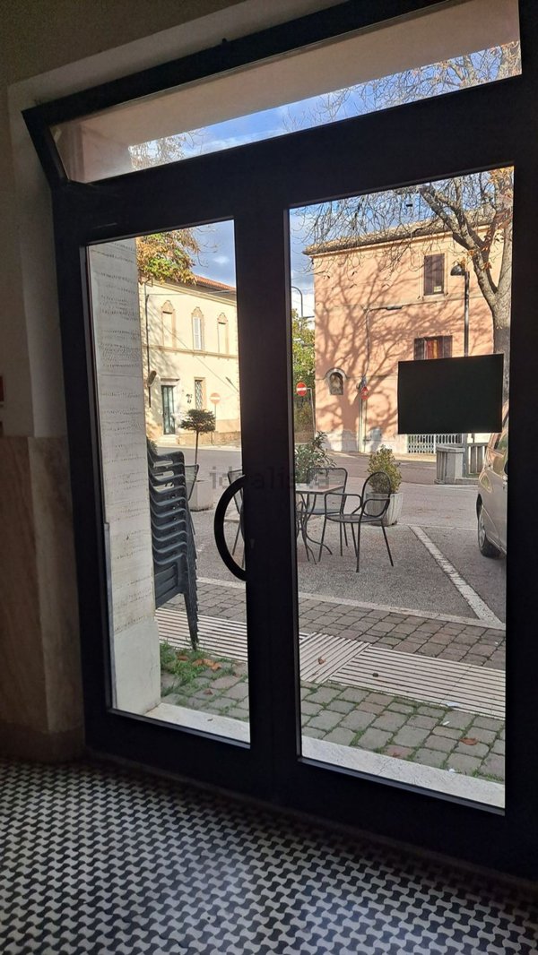 locale commerciale in vendita ad Esanatoglia