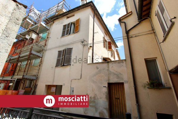 casa indipendente in vendita ad Esanatoglia