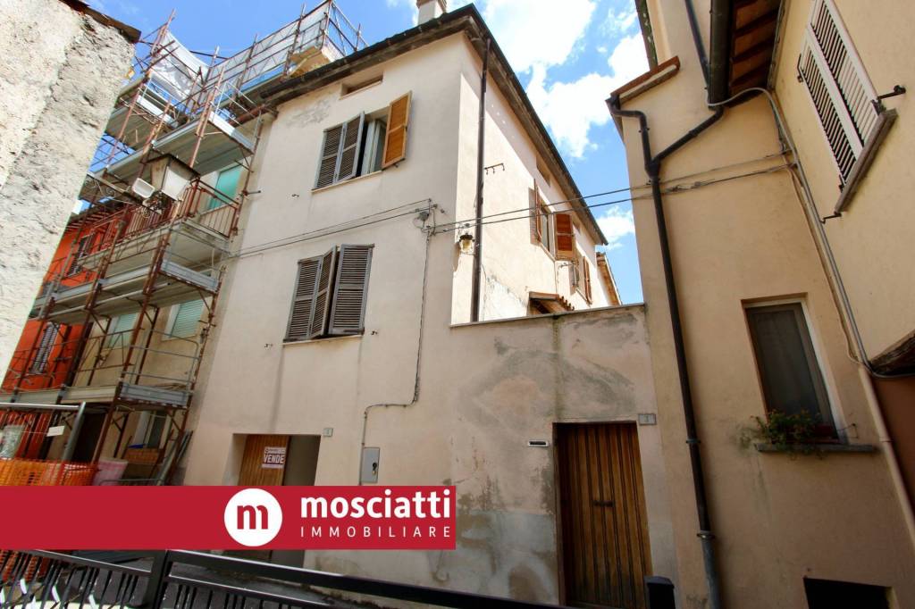 casa indipendente in vendita ad Esanatoglia