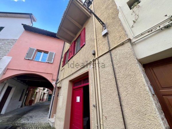 casa indipendente in vendita ad Esanatoglia