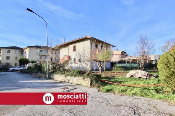 casa indipendente in vendita ad Esanatoglia