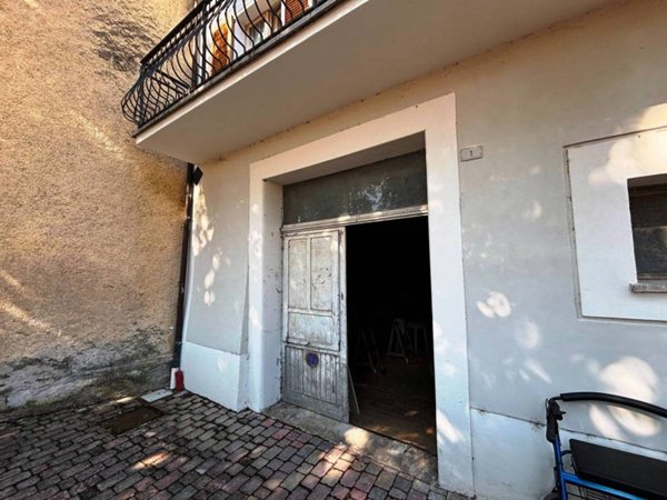 locale commerciale in vendita ad Esanatoglia