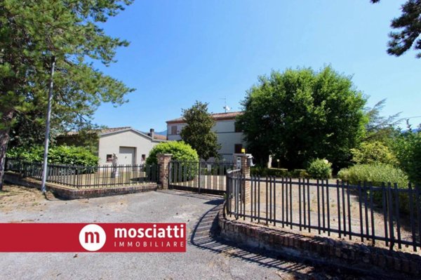 casa indipendente in vendita ad Esanatoglia
