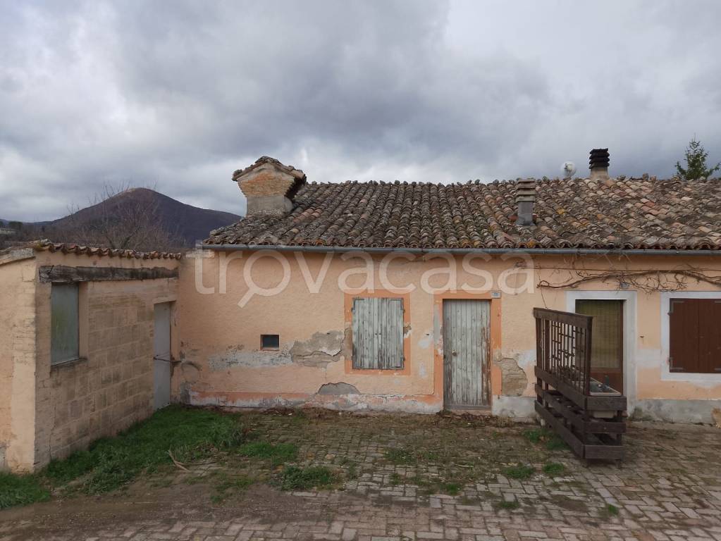 casa indipendente in vendita ad Esanatoglia