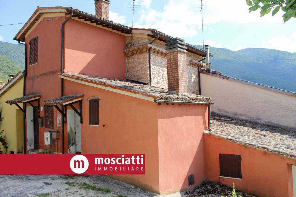 casa indipendente in vendita ad Esanatoglia