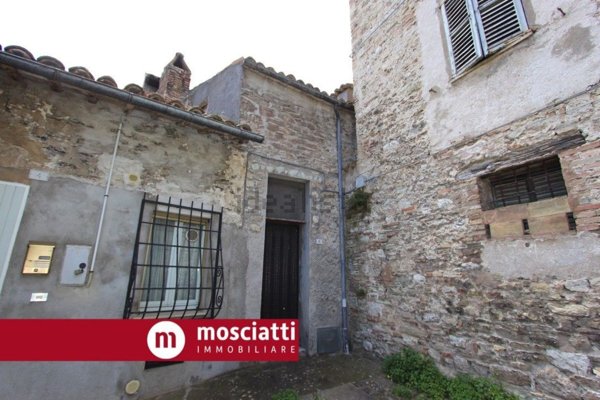 casa semindipendente in vendita ad Esanatoglia