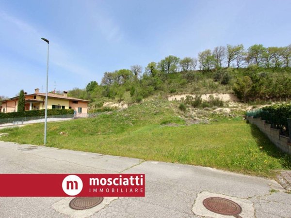 terreno edificabile in vendita ad Esanatoglia