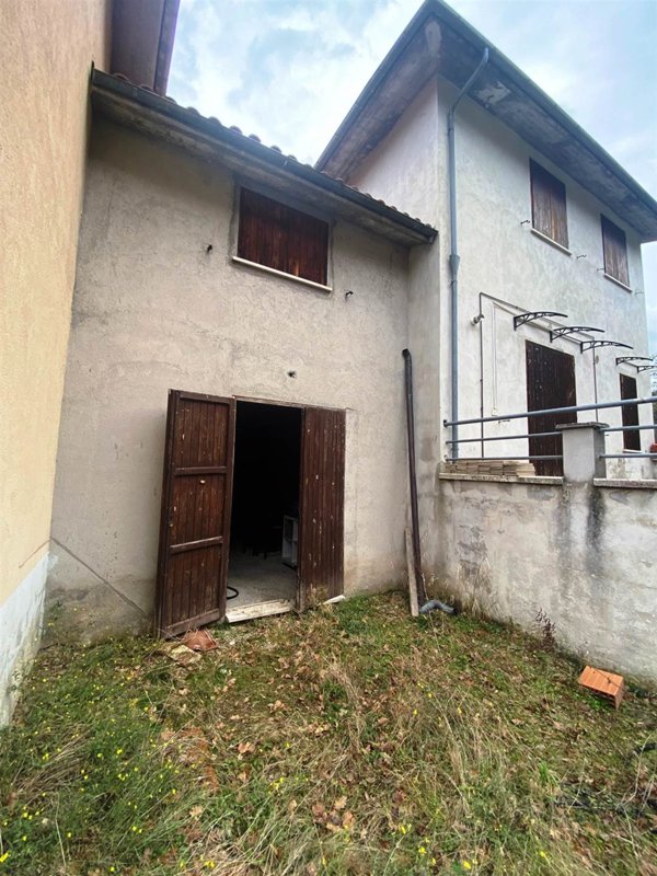casa indipendente in vendita ad Esanatoglia
