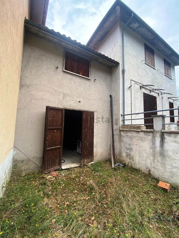 casa indipendente in vendita ad Esanatoglia