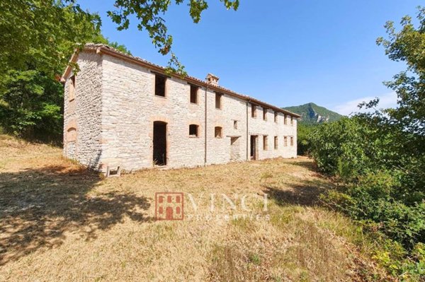 casa indipendente in vendita ad Esanatoglia