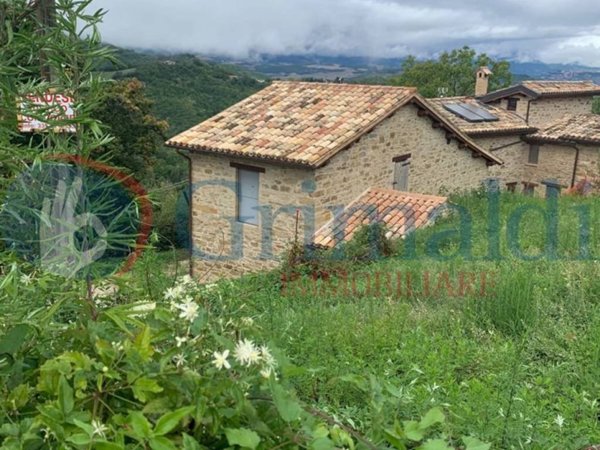 casa indipendente in vendita a Fiastra in zona Trebbio