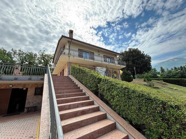 casa indipendente in vendita a Fiastra