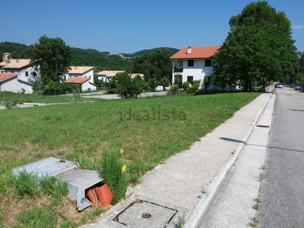 bifamiliare in vendita a Fiastra in zona San Lorenzo al Lago