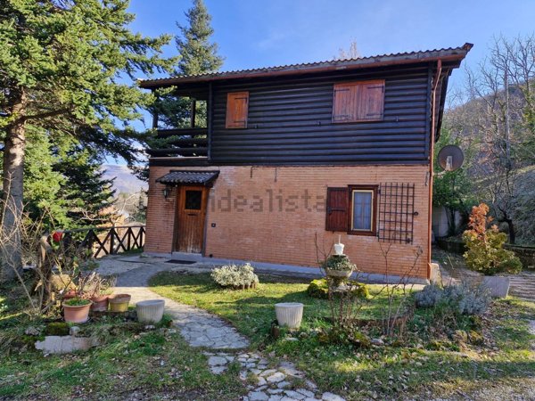 casa indipendente in vendita a Fiastra