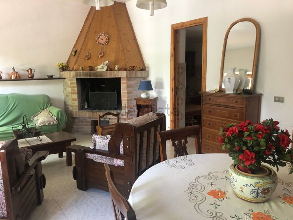 casa semindipendente in vendita a Fiastra in zona San Lorenzo al Lago