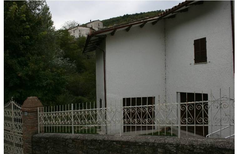 casa indipendente in vendita a Fiastra in zona Trebbio