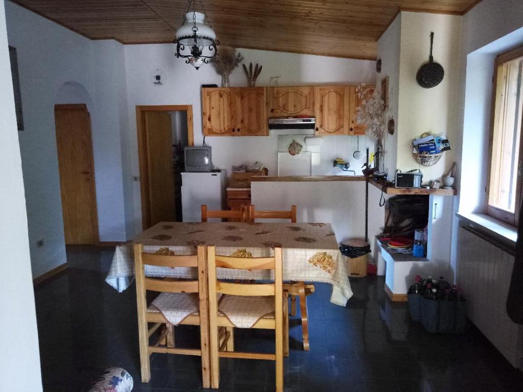 appartamento in vendita a Fiastra in zona Acquacanina